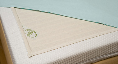 Die Schlaf- und Hygienematte wird direkt auf die Matratze gelegt